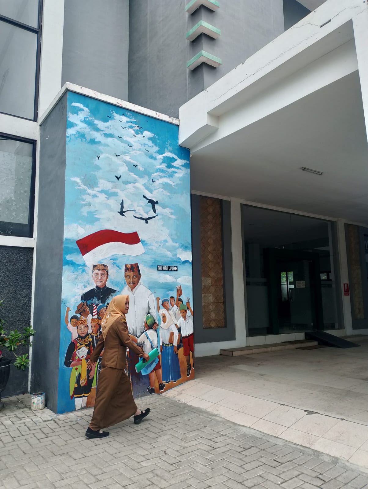 LENGANG: Pegawai Dispendikbud Pamekasan hendak masuk ke Gedung A M. Tabrani Disdikbud Pamekasan, Selasa (23/1). (UBAIDILLAHIR RA&rsquo;IE/JPRM)