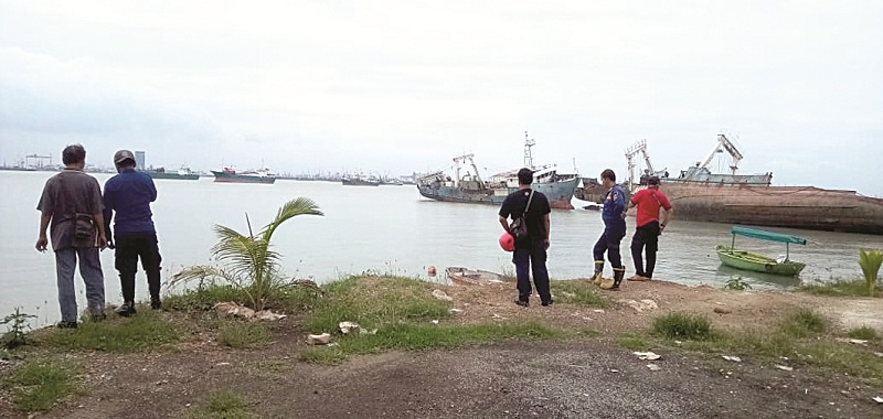 TERPANTAU AMAN: Petugas pemadam kebakaran mengecek lokasi kebakaran di salah satu perusahaan galangan kapal di Desa Tanjung Jati, Kecamatan Kamal, Bangkalan, Selasa (23/1). (DAMKAR UNTUK JPRM)