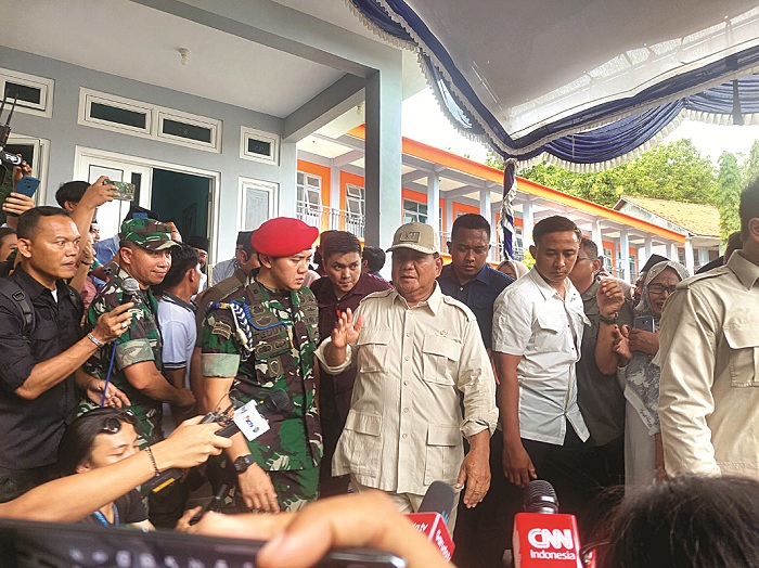 BERWIBAWA: Menteri Pertahanan Prabowo Subianto memberikan keterangan kepada awak media saat berkunjung ke Pondok Pesantren Al Anwar, Kecamatan Modung, Bangkalan, Selasa (23/1). (ZEINAL ABIDIN/JPRM)