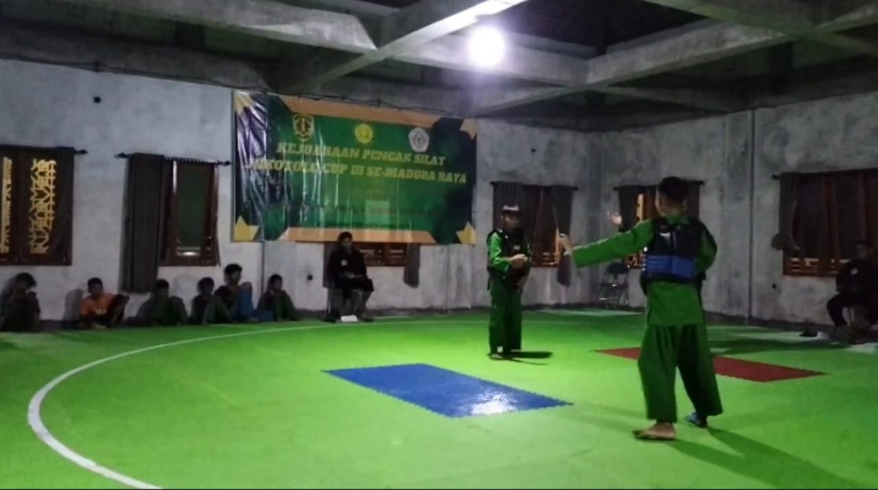 TANGKAS: Atlet Jokotole Pamekasan Ranting Sunan Kalijaga Moh. Farel Alfani (sabuk biru) tampil dalam kejuaraan yang digelar di Desa Lancar, Larangan, Pamekasan, Jumat (29/12/2023). (UBAIDILLAHIR/JPRM)