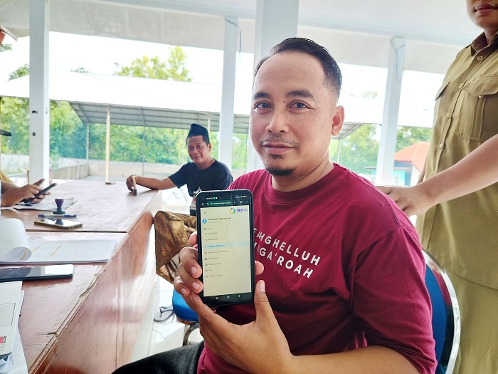 SEDANG BEKERJA: Operator SIKS-NG Desa Blumbungan, Kecamatan Larangan, Muzammil memperlihatkan aplikasi SIKS-NG, Selasa (23/1). (LAILIYATUN NURIYAH/JPRM)