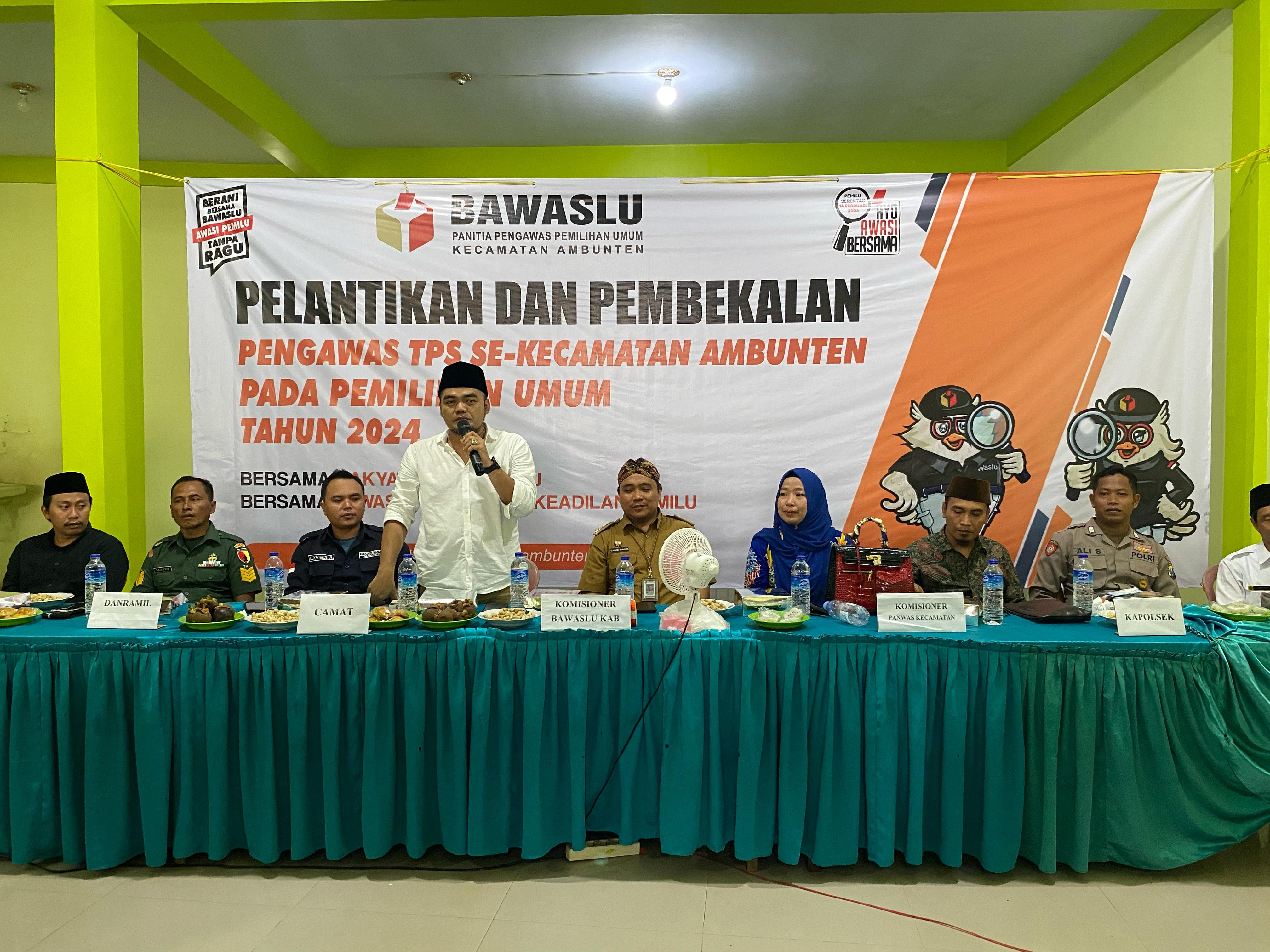 PENGAWAS PEMILU: Koordinator Divisi Hukum dan Penyelesaian Sengketa Bawaslu Sumenep Moh. Rusydi Zain ZA (empat dari kiri) menyampaikan sambutan dalam pelantikan anggota PTPS di Kecamatan Ambunten.