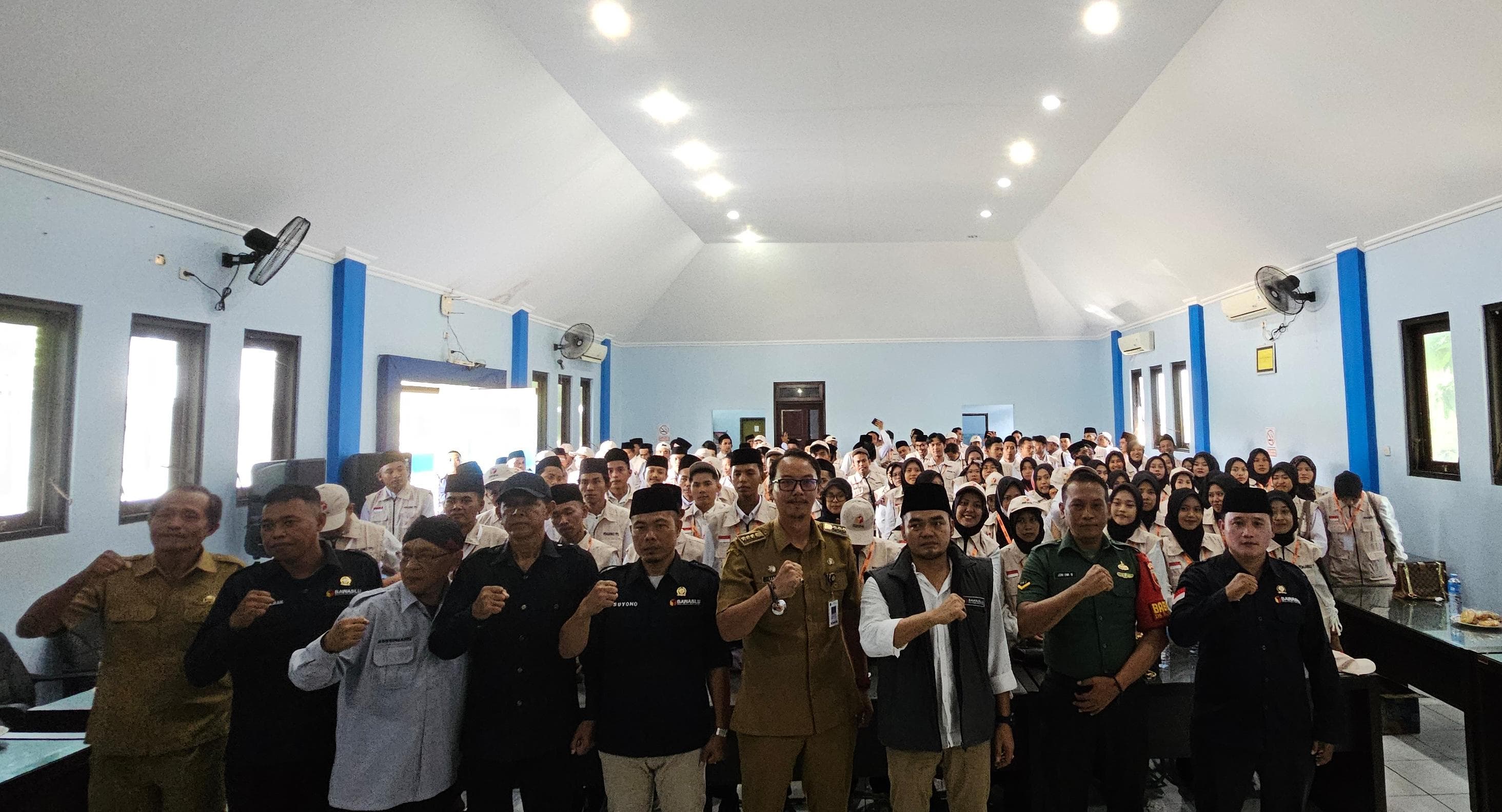 MENUJU PEMILU: Tiga dari kanan, Koordinator Divisi Hukum dan Penyelesaian Sengketa Bawaslu Sumenep Moh. Rusydi Zain ZA berfoto bersama anggota PTPS usai proses pelantikan di Kecamatan Pasongsongan.