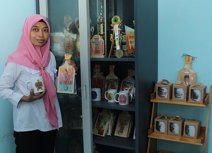 PRODUKTIF: Nur Chalimah, guru SLBN Keleyan, Socah, menunjukkan karya siswa, Selasa (23/1). (VIVIN AGUSTIN HARTONO/JPRM)
