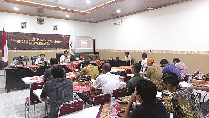 SERIUS: Perwakilan partai politik dan stakeholder rapat koordinasi dengan komisioner KPU di kantor KPU Sampang, Senin (15/1). (JUNAIDI PONDIYANTO/JPRM)