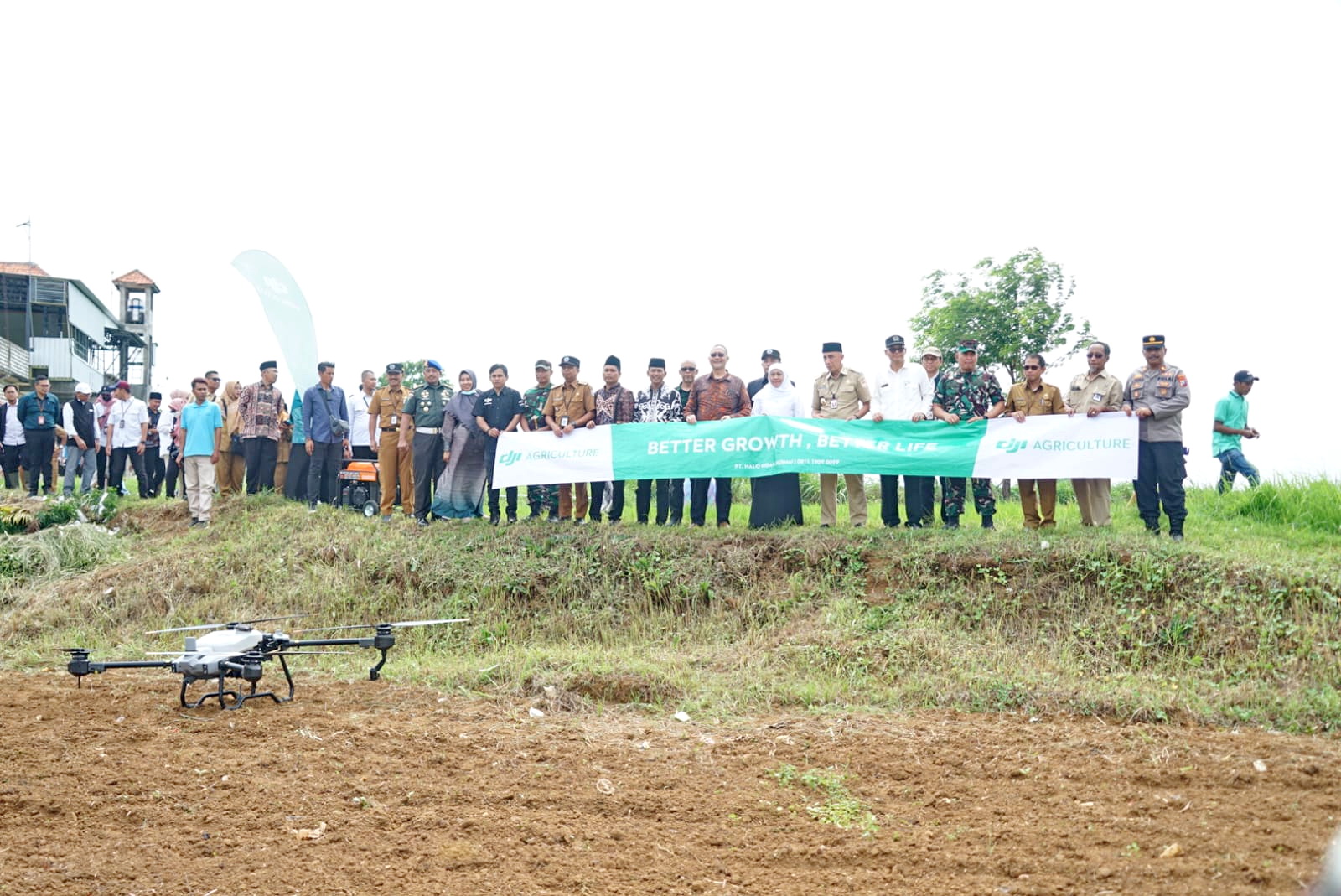 PERTANIAN: Pj Bupati Bangkalan Arief M. Edie (enam dari kanan) bersama Gubernur Jatim Khofifah Indar Parawansa (tujuh dari kanan) menyaksikan penanaman kedelai di Desa Dlemer, Kecamatan Arosbaya.