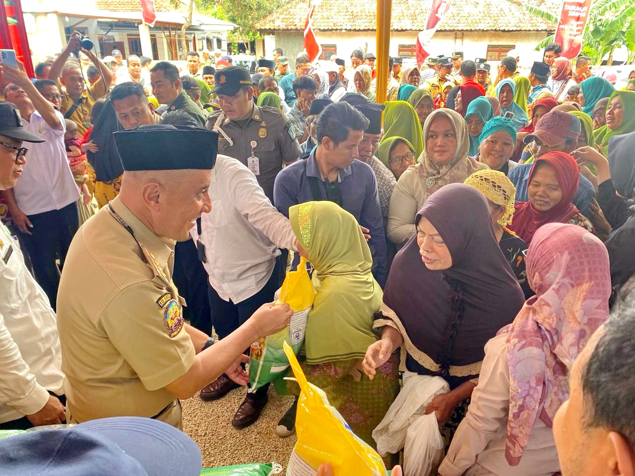 BANSOS: Pj Bupati Bangkalan Arief M. Edie menyerahkan beras bantuan pemprov kepada lansia di Desa Dlemer, Kecamatan Arosbaya, Rabu (24/1).(JUPRI/JPRM)