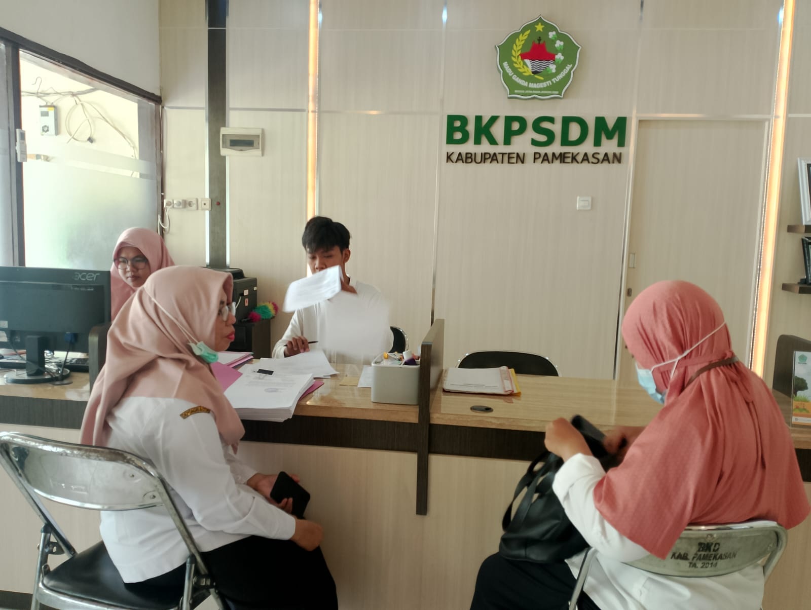 BERTUGAS: Pegawai BKPSDM Pamekasan bertugas di kantornya, Rabu (24/1). (UBAIDILLAHIR RAIE/JPRM)
