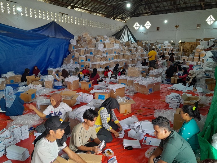 FOKUS: Pekerja sedang memilah dan melipat surat suara Pemilu 2024 di gudang logistik KPU Sumenep, Senin (15/1). (MOH. BUSRI/JPRM)