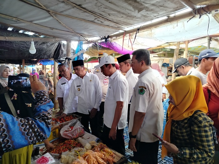 BLUSUKAN: Pj Bupati Pamekasan Masrukin menggelar operasi pasar di Pasar Kolpajung, Kelurahan Kowel, Rabu (24/1). (LAILIYATUN NURIYAH/JPRM)