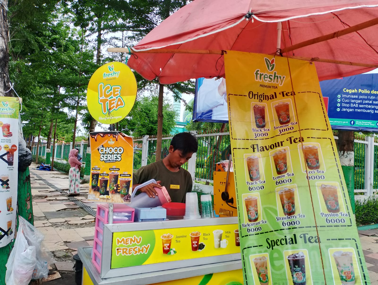 LAPANGAN PEKERJAAN: Pemuda berjualan di Jalan Masegit, Pamekasan, Rabu (24/1). (UBAIDILLAHIR RAIE/JPRM)