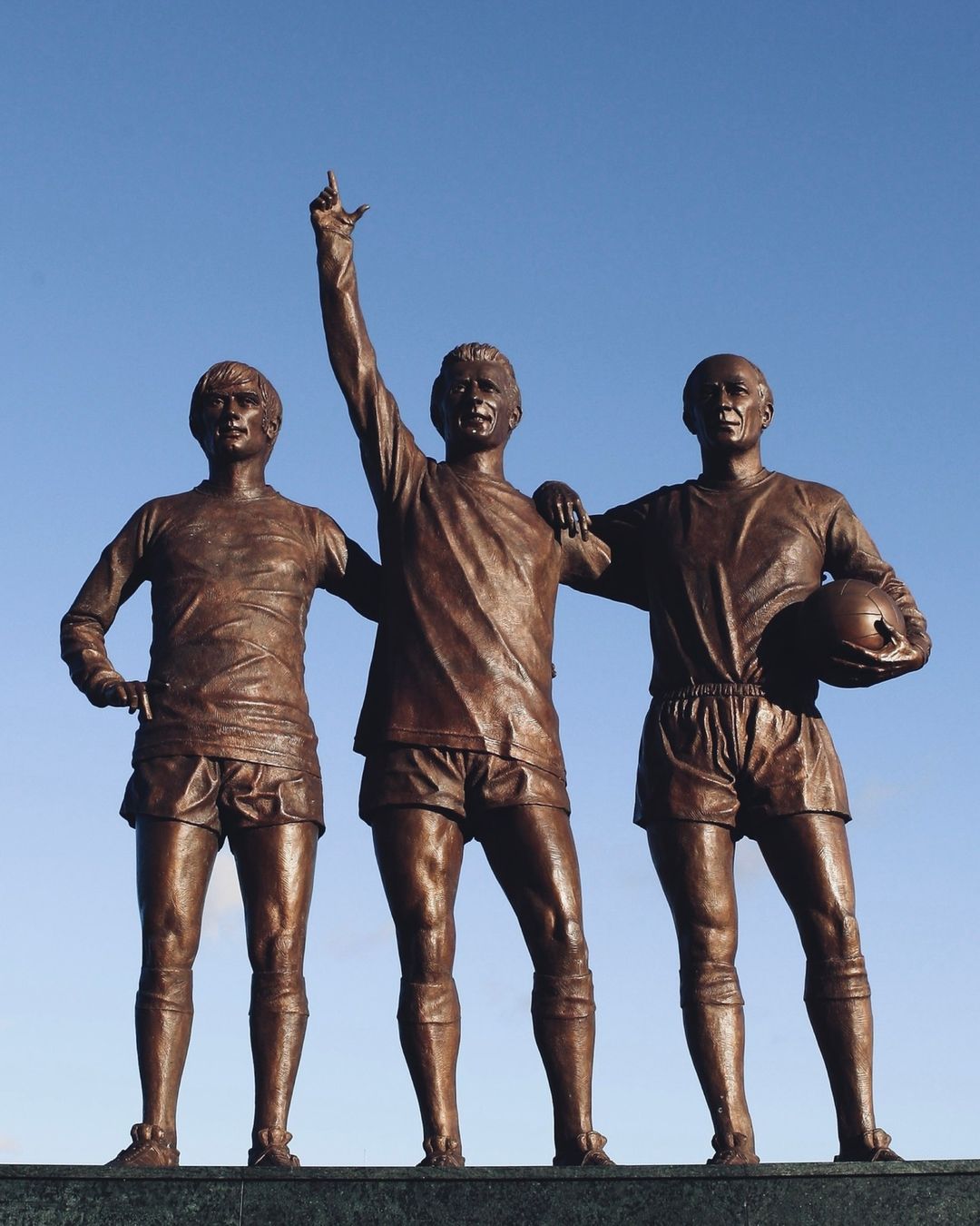 TRINITY: Patung George Best, Denis Law, dan Sir Bobby Charlton mejeng di depan Old Trafford. (IG: @manchesterunited)