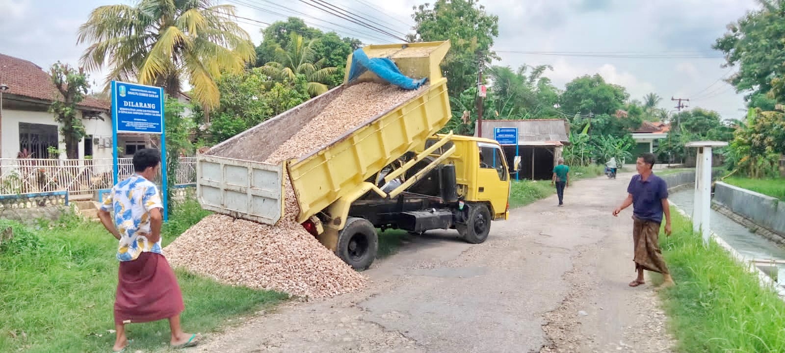 HASIL URUNAN: Warga mendatangkan material untuk memperbaiki jalan penghubung empat desa di Kecamatan Lenteng, Selasa (23/1). (MOH. BUSRI/JPRM)
