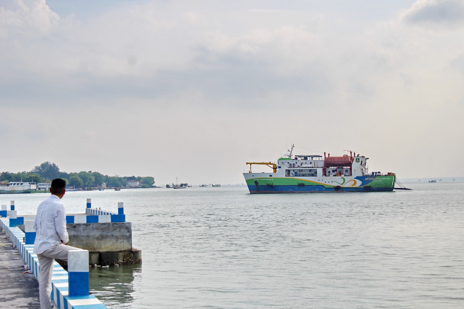 TURUN JANGKAR: KMP Dharma Bahari Sumekar (DBS) III milik PT Sumekar Line berada di perairan Kecamatan Kalinget pada Rabu (10/1). (MOH. IQBAL/JPRM)