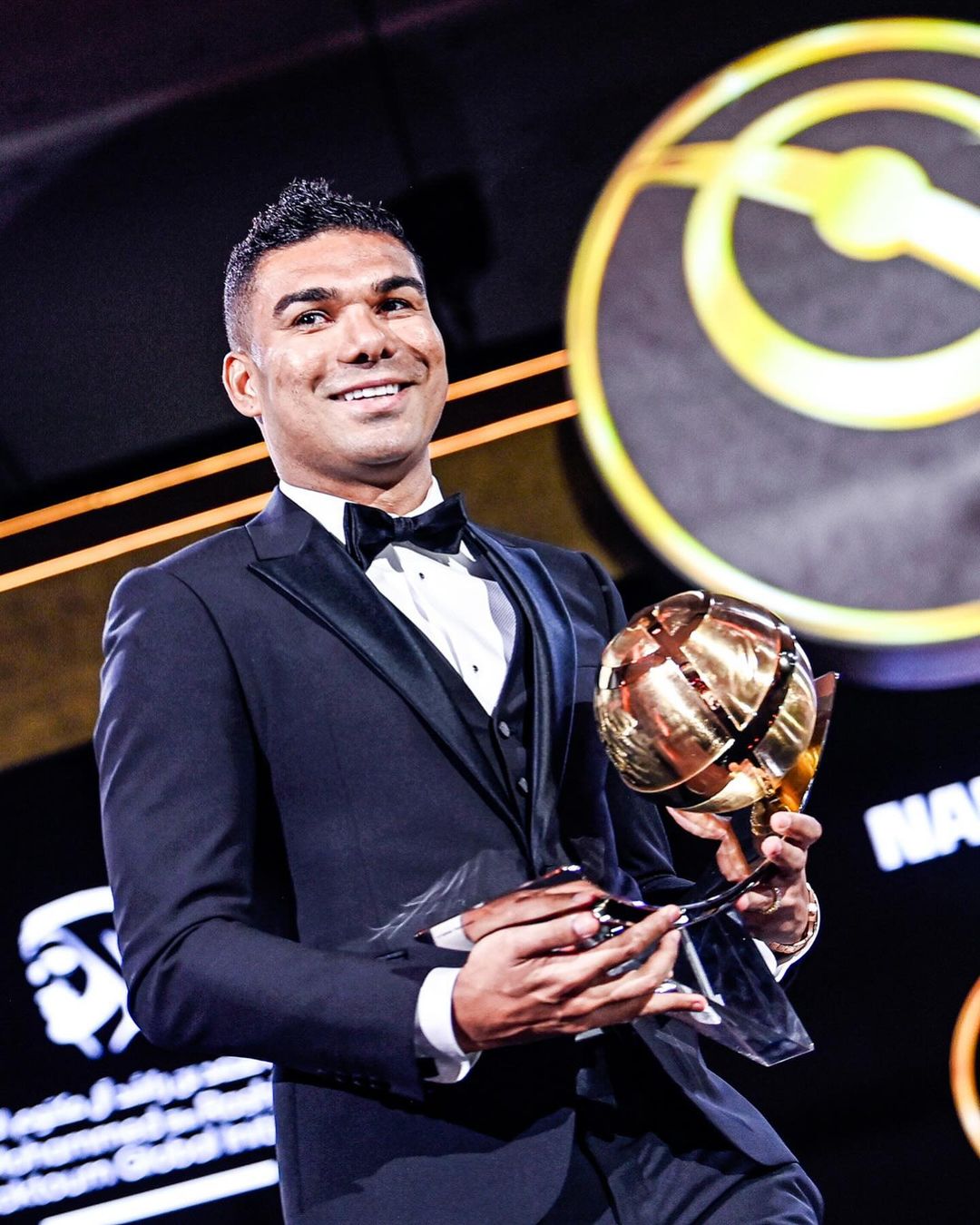 NYENGIR: Gelandang Manchester United Casemiro berpose dengan trofi Globe Soccer sebagai Player Career Award. (IG: @casemiro)