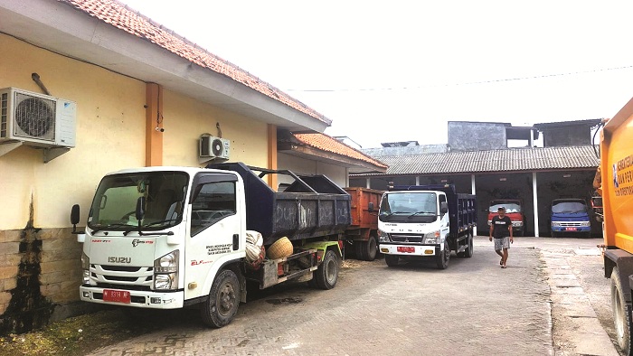 BUTUH BBM: Warga berada di sekitar armada pengangkut sampah yang terparkir di halaman kantor DLH Perkim Sampang Rabu (24/1). (JUNAIDI PONDIYANTO/JPRM)