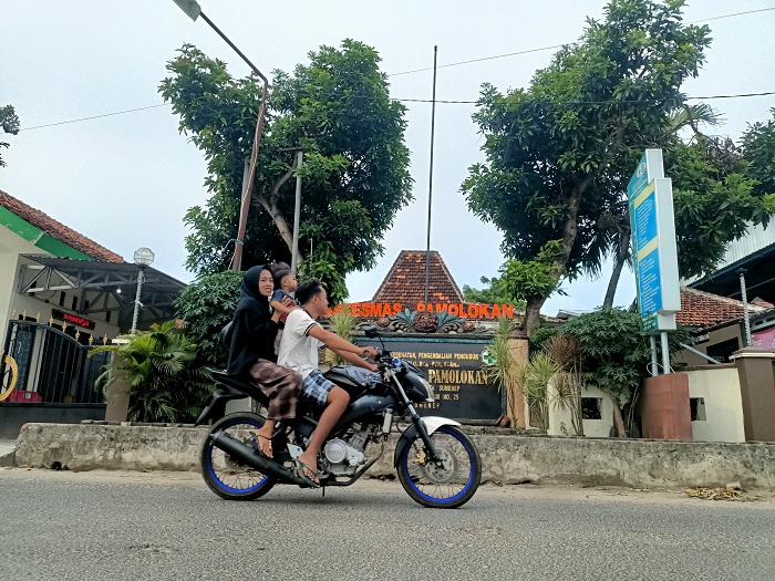LAYANAN KESEHATAN: Pengendara melintas di depan Puskesmas Pamolokan Rabu (24/1). (MOH. IQBAL/JPRM)