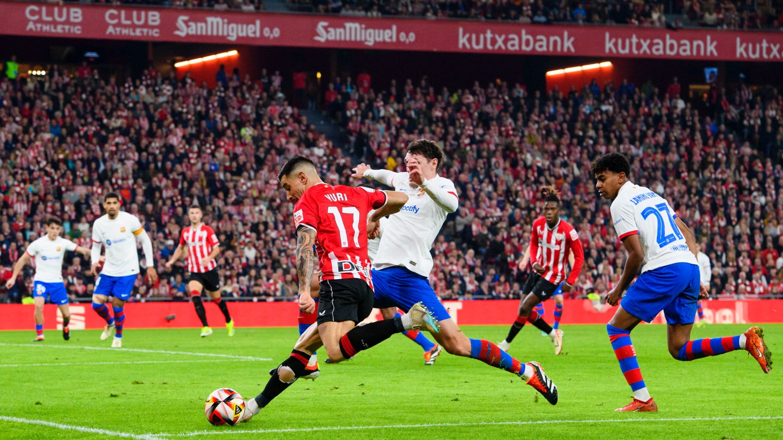 Pertandingan sengit antara Athletic Bilbao dengan Barcelona.