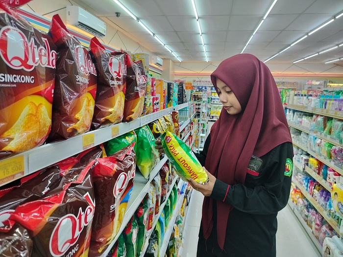 TELITI: Seorang remaja mengecek tanggal kedaluwarsa produk makanan di toko modern yang terletak di Kelurahan Barurambat Kota, Rabu (17/1). (LAILIYATUN NURIYAH/JPRM)