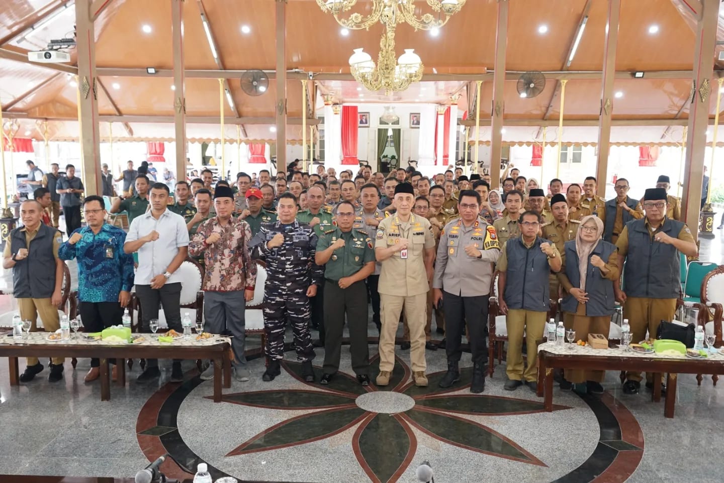 SOLID: Pj Bupati Bangkalan Arief M. Edie (lima dari kanan) berfoto bersama forkopimda dan peserta rakor persiapan pengamanan pemilu di Pendopo Agung, Kamis (25/1).