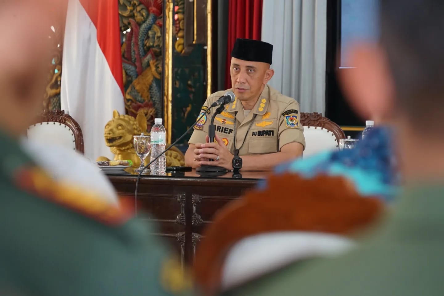 MENGARAHKAN: Pj Bupati Bangkalan Arief M. Edie memberikan pemaparan dalam rakor persiapan pengamanan pemilu di Pendopo Agung, Kamis (25/1).(PROKOPIM UNTUK JPRM)