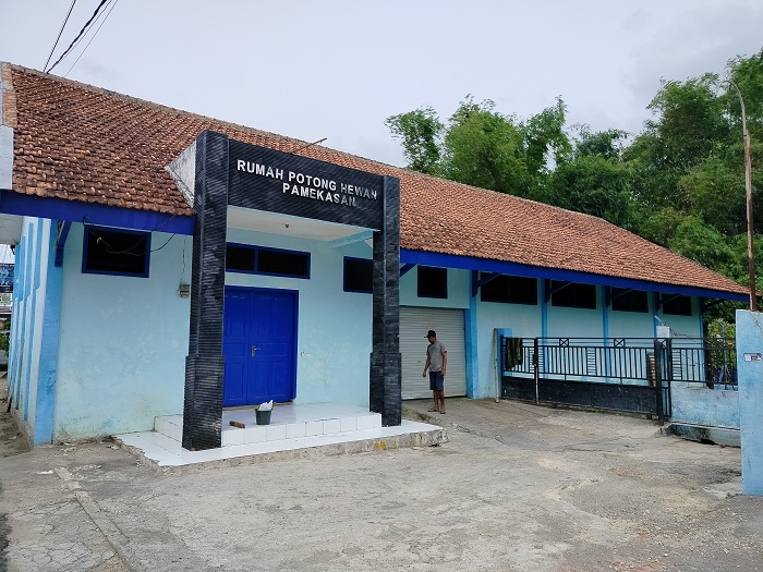 TIDAK ADA AKTIVITAS: Seorang warga berada di depan RPH Pamekasan di Jalan Jagalan, Kelurahan Barurambat Kota, Kamis (25/1). (LAILIYATUN NURIYAH/JPRM)