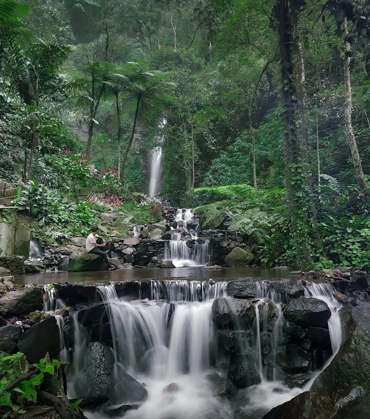 Keindahan dan Kesegaran Air Terjun Dlundung di Trawas (Instagram @rudy_8.2 untuk RadarMadura.id)
