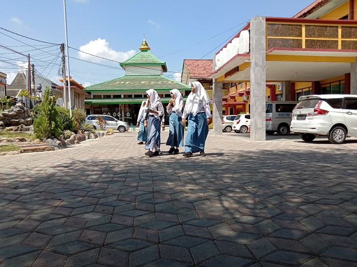 WAJIB E-KTP: Murid SMAN 2 Sumenep sedang berada di halaman sekolahnya, Senin (8/1). (MUHAMMAD ERWIN MAULIDIN M/JPRM)