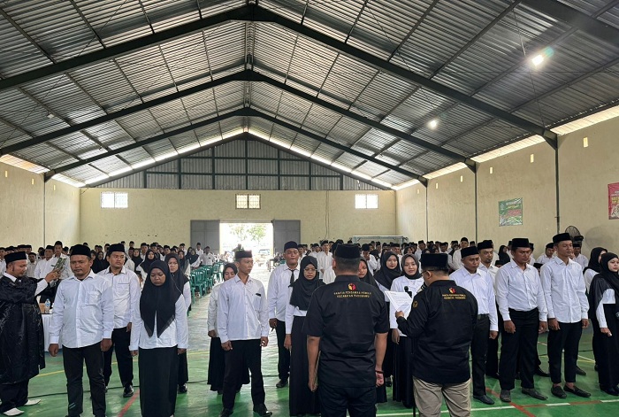 DISUMPAH: Ribuan pengawas tempat pemungutan suara dilantik oleh Bawaslu Pamekasan, Senin (22/1). (BAWASLU UNTUK JPRM)