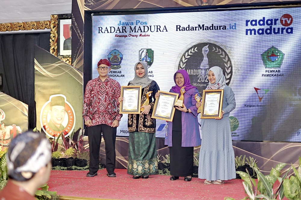 PEREMPUAN TELADAN: Dr Lia Istifhama menerima trofi dan piagam sebagai Tokoh Perempuan Populer I Madura Awards 2023 yang diserahkan oleh Dirut Bank BPRS Bhakti Sumekar Hairul Fajar di Pendopo Agung.
