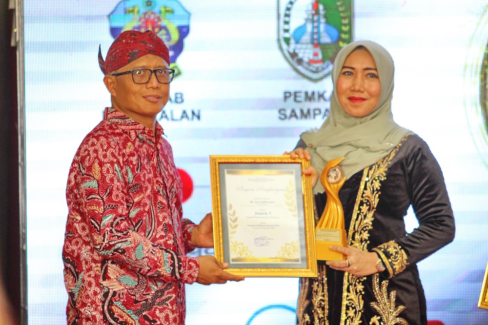 PEREMPUAN TELADAN: Tokoh Perempuan Populer I Madura Awards 2023 Dr Lia Istifhama (dua dari kiri) berfoto bersama dengan dua penerima penghargaan lainnya dan Dirut BPRS Bhakti Sumekar Hairul Fajar.