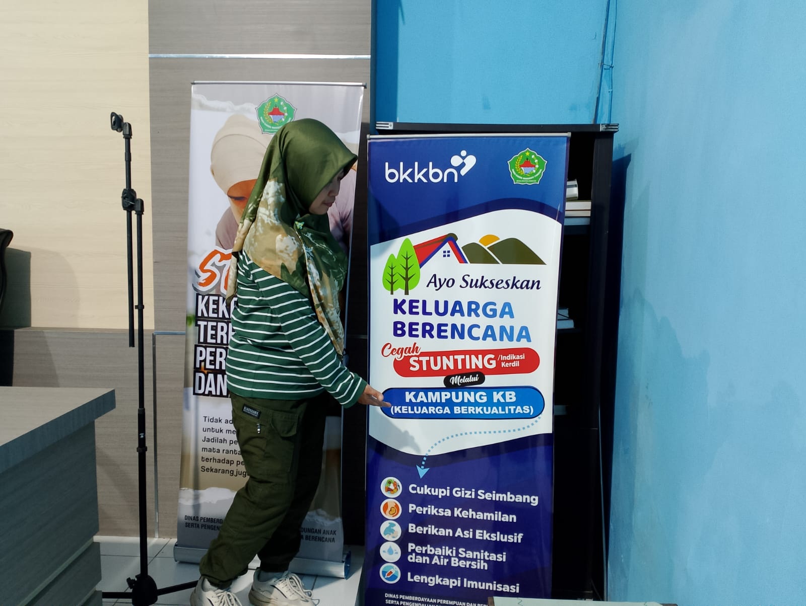 BELUM MAKSIMAL: Kabid KB DP3AKB Pamekasan Soerjati menunjukkan manfaat terbentuknya kampung KB di desa dan kelurahan di kantornya Jumat (26/1). (UBAIDILLAHIR RAIE/JPRM)