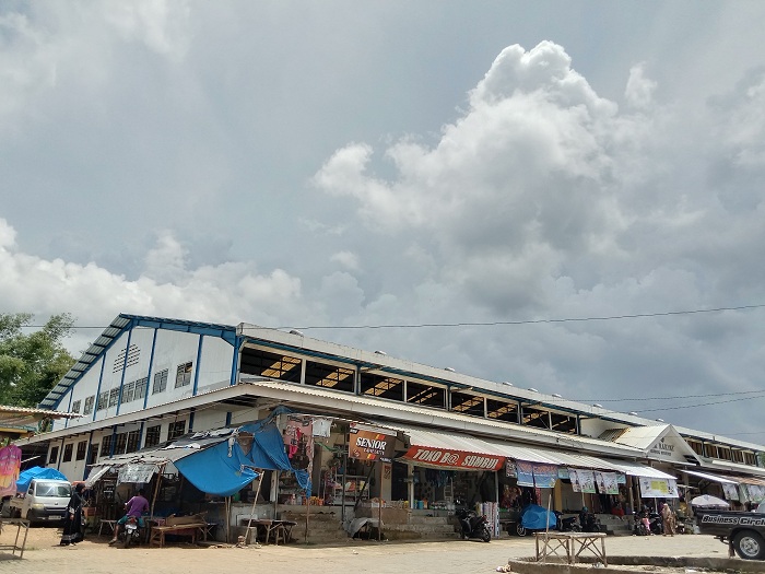 PUSAT EKONOMI: Warga sedang beraktivitas di Pasar Ganding, Kecamatan Ganding, Sumenep, Sabtu (27/1). (MOH. IQBAL/JPRM)