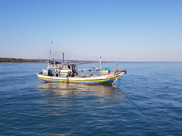 BERLAYAR: Seorang nelayan merapikan jaring di atas kapal di perairan Desa Branta Pesisir, Kecamatan Tlanakan, Pamekasan, Sabtu (27/1). (LAILIYATUN NURIYAH/JPRM)