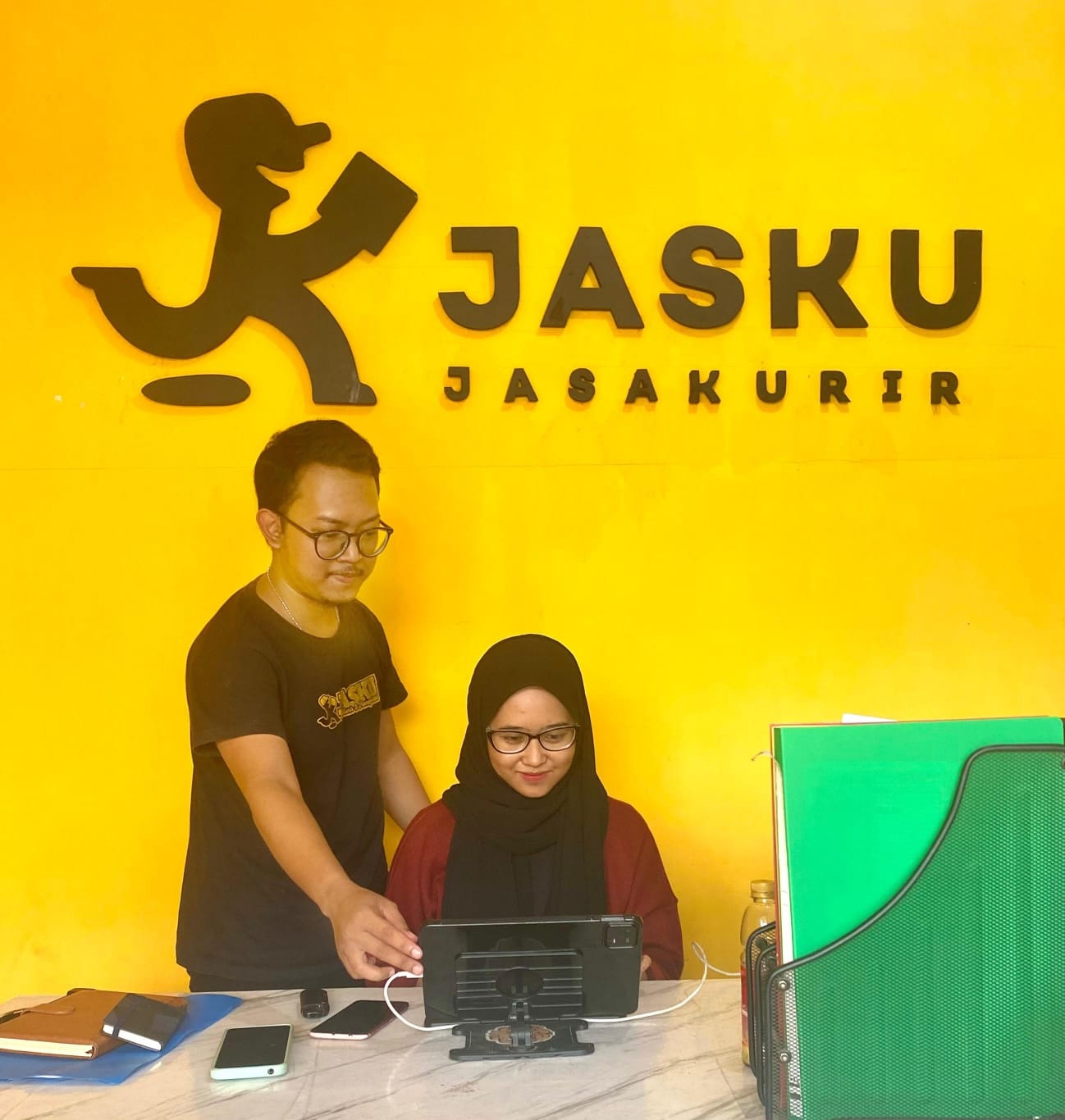 PELAYANAN: Jaka Kundaly Founder Ojol Jasku saat memberikan arahan kepada pegawainya di Jalan Sersan Mesrul Jumat (26/1). (LAILIYATUN NURIYAH/JPRM)