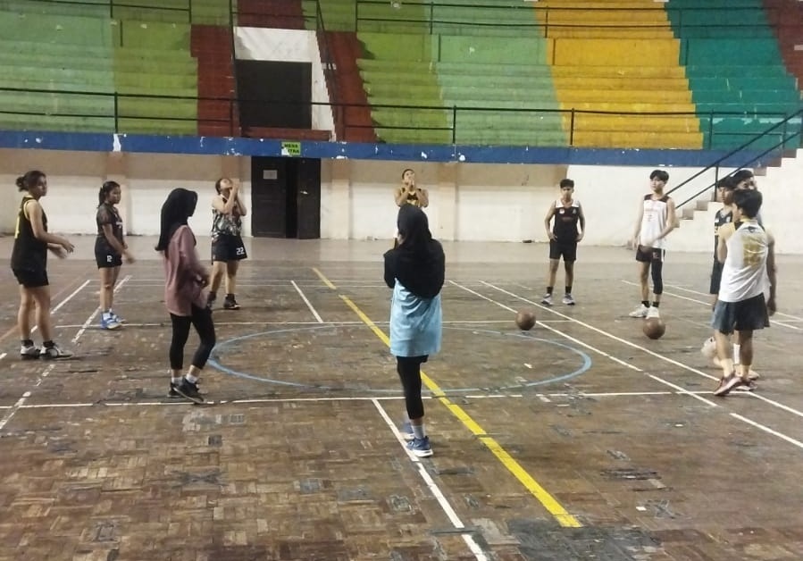 PEMANASAN: Atlet Perbasi melakukan latihan di GOR Saka Bangkalan beberapa waktu lalu. (PERBASI FOR JPRM)