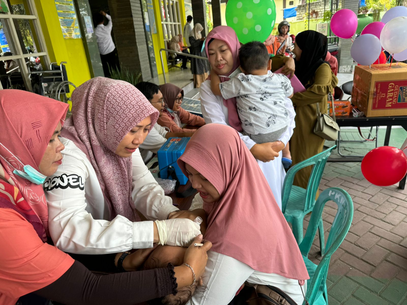 DEMI KESEHATAN: Kepala Puskesmas Kamoning Hurin Ain meneteskan imunisasi polio ke mulut anak, Rabu (24/1). (PUSKESMAS KAMONING UNTUK JPRM)