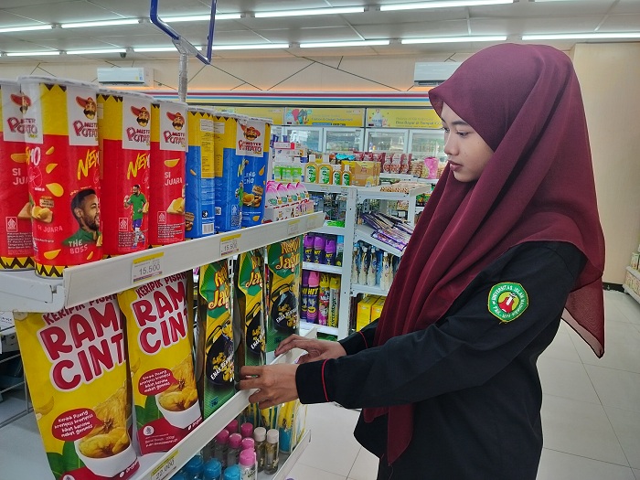 CAMILAN: Seorang remaja sedang memilih makanan ringan di toko modern Kelurahan Barurambat Kota, Pamekasan, Rabu (17/1). (LAILIYATUN NURIYAH/JPRM)