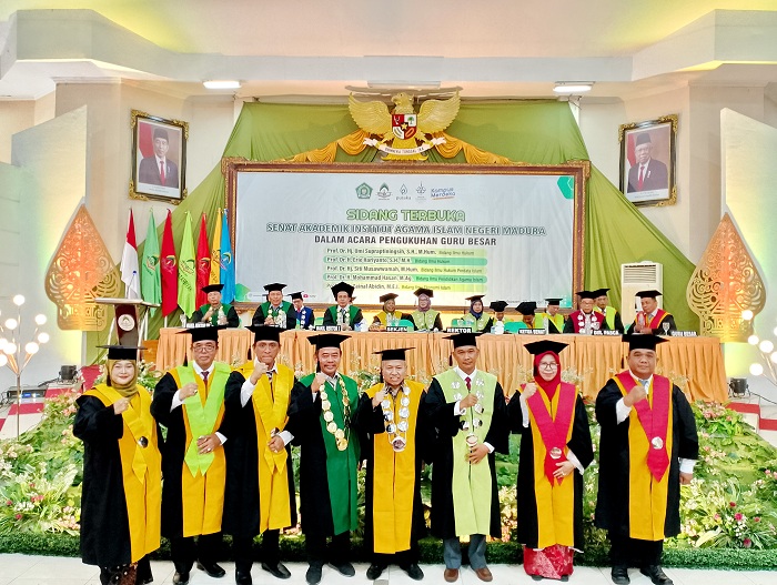 TELADAN: Lima guru besar IAIN Madura yang dikukuhkan berfoto bersama Sekjen Kemenag RI Nizar Ali dan Rektor IAIN Madura Saiful Hadi di Aula IAIN Madura, Sabtu (27/1). (UBAIDILLAHIR RA&rsquo;IE/JPRM)