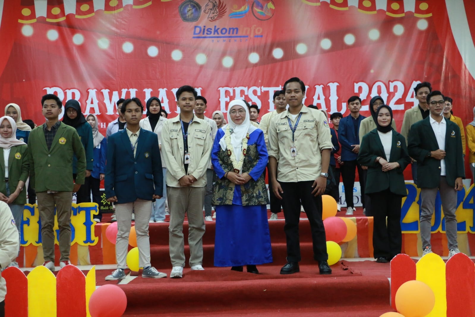 SUKSES: Anggota BUSS Sumenep berfoto bersama Wakil Bupati Sumenep Dewi Khalifah setelah acara Expo Campus and Awarding Night di Gedung Korpri pada Kamis (25/1). (BUSS SUMENEP UNTUK JPRM)
