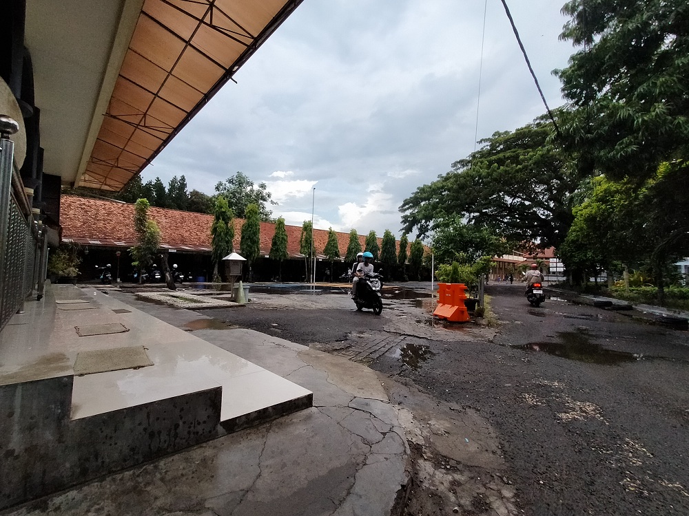 PENDIDIKAN: Pengendara melintas di halaman SMAN 1 Bangkalan, Minggu (28/1). (VIVIN AGUSTIN HARTONO/JPRM)