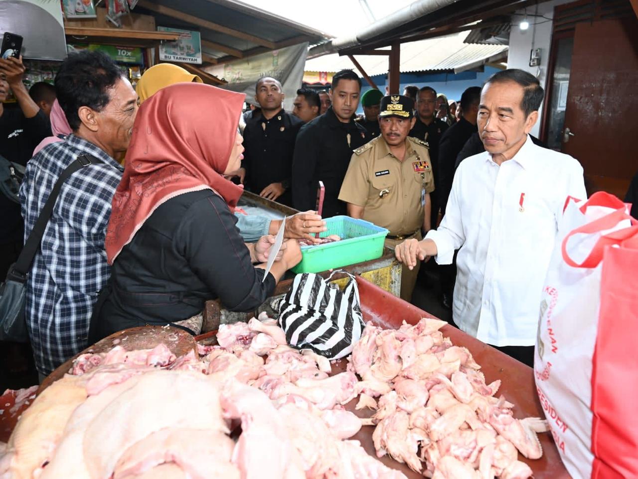 Jokowi Cek Harga kebutuhan pokok di pasar Mungkid