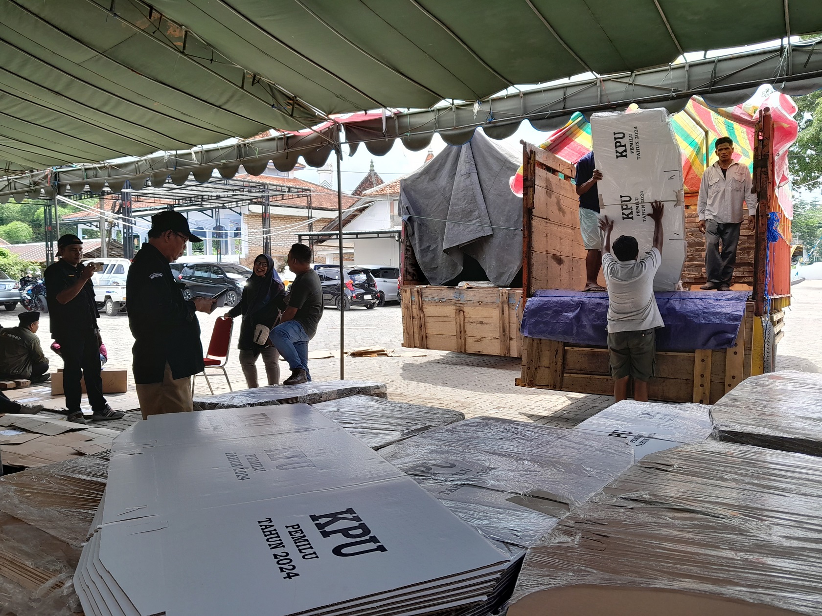 MENUJU PEMILU 2024: Petugas mempersiapkan pendistribusian bilik suara dari gudang logistik KPU Sumenep ke truk untuk dikirimkan ke 18 kecamatan Minggu (28/1). (MOH. BUSRI/JPRM)