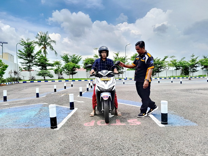 TES KETANGKASAN: Arico Habibullah Alarif, pemohon SIM asal Kecamatan Dungkek sedang melakukan uji praktik di lapangan Satpas Polres Sumenep, Jumat (26/1). (MOH. BUSRI/JPRM)