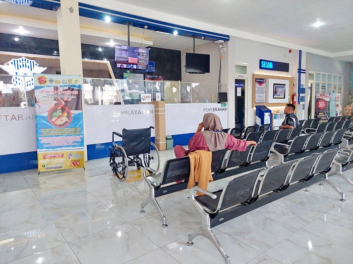 ANTRE: Pemohon SIM menunggu panggilan di ruang tunggu kantor Satpas SIM Satlantas Polres Bangkalan, Jumat (26/1). (ZEINAL ABIDIN/JPRM)