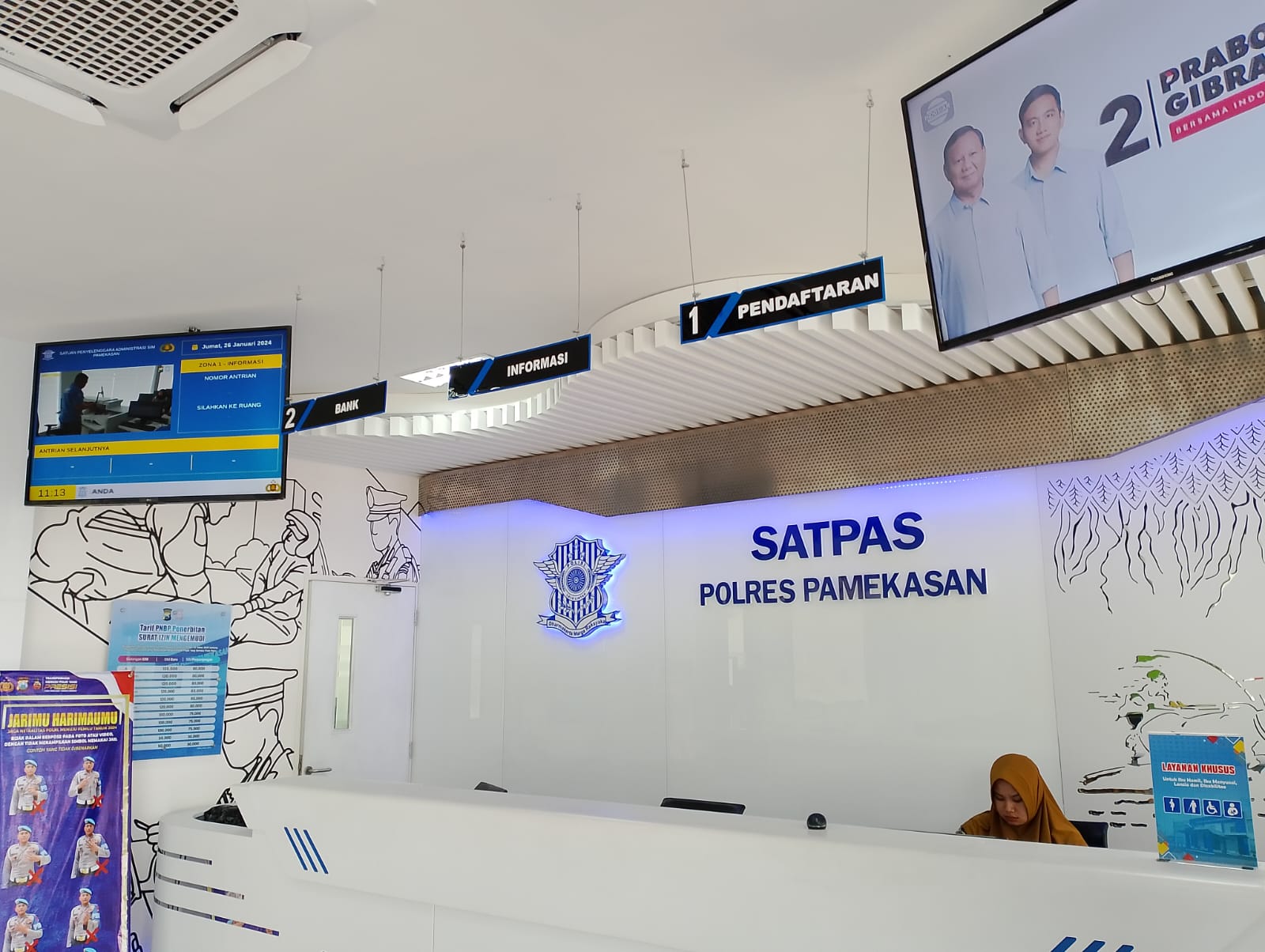 BERTUGAS: Petugas Satpas SIM Satlantas Polres Pamekasan sedang beraktivitas di kantornya, Jumat (26/1). (UBAIDILLAHIR RAIE/JPRM)