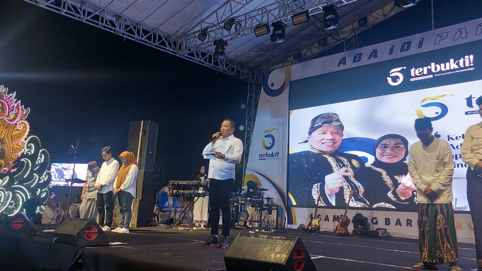 PAMIT: Bupati Sampang H. Slamet Junaidi memberikan sambutan di panggung Aba Idi Pamit yang digelar di Alun-Alun Trunojoyo pada Minggu (28/1) malam.