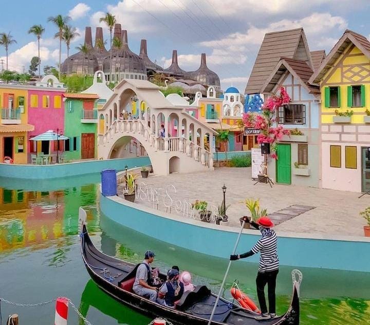 Menikmati keindahan Wisata Dusun Semilir dengan harga tiket murah.