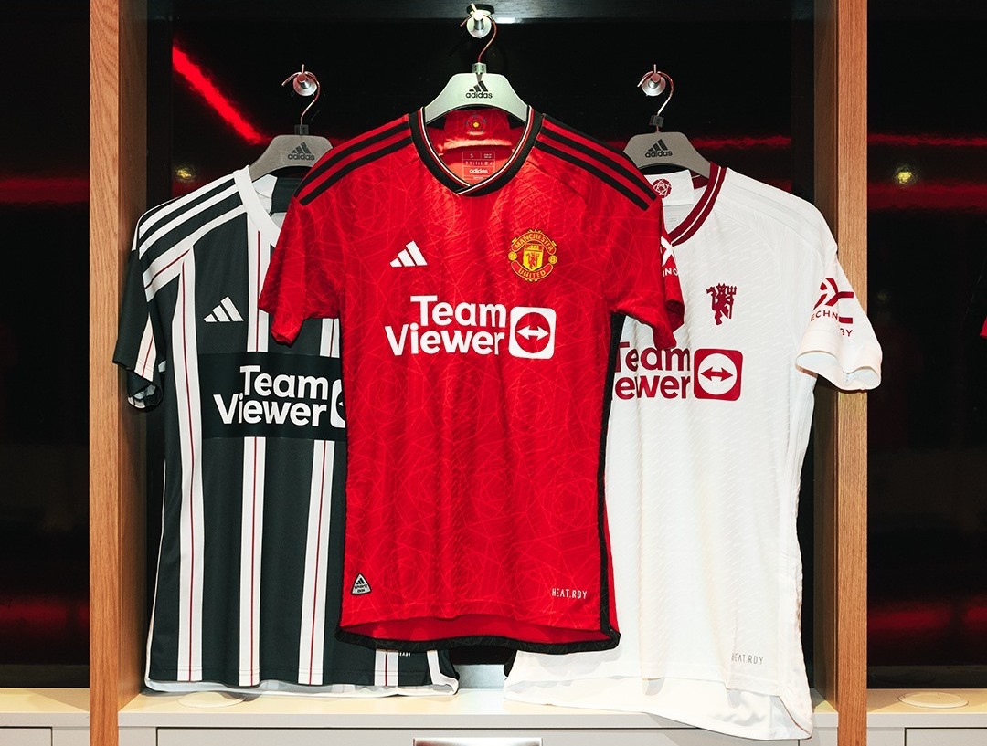 TAK SEKADAR IDENTITAS: Logo Manchester United yang menjadi identitas bagi klub terpampang dalam tiga jersey mereka musim ini. (IG: @manchesterunited)