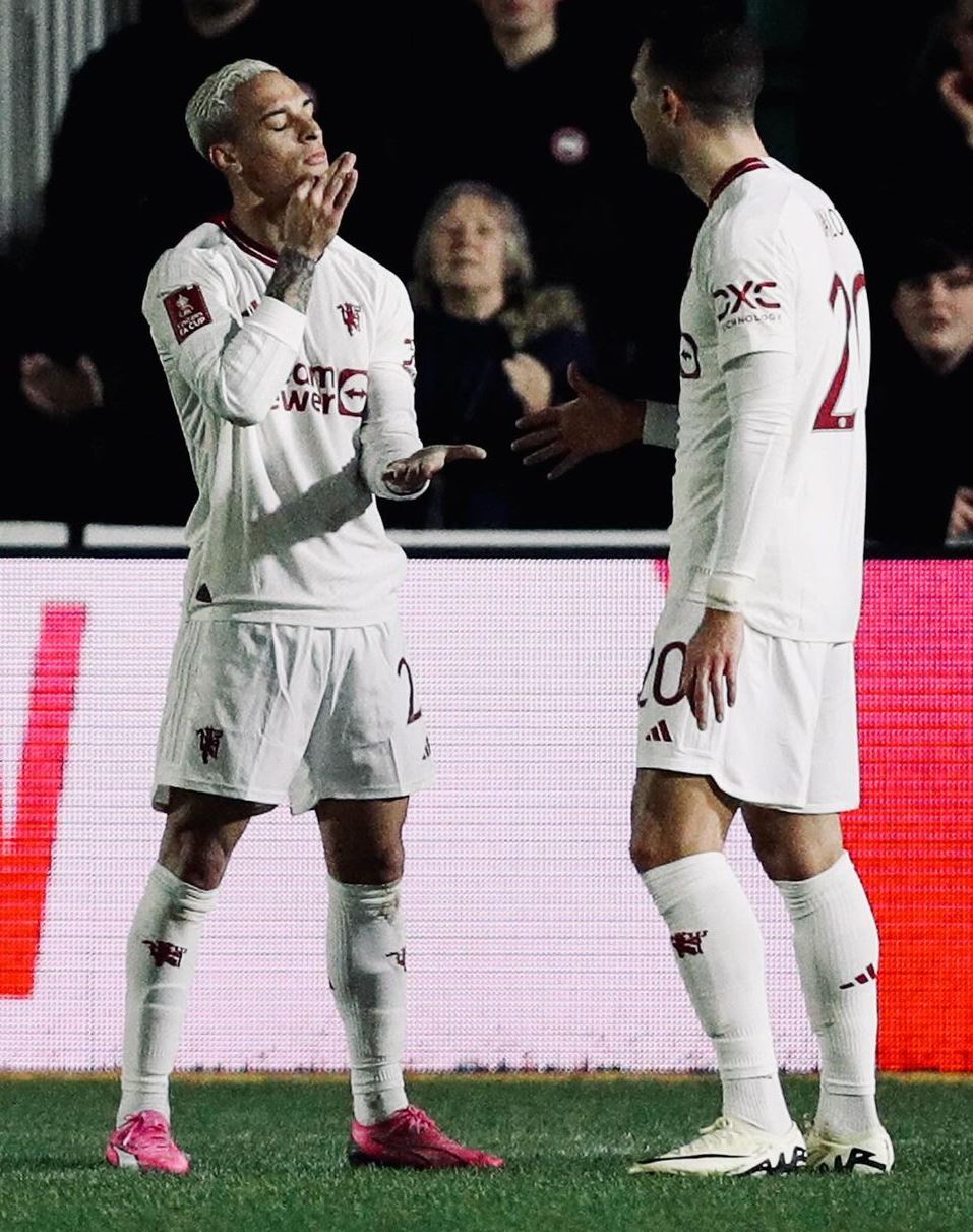 KONTRIBUSI: Selebrasi Antony (kiri) kala berhasil merobek jala gawang Newport County. (IG: @manchesterunited)